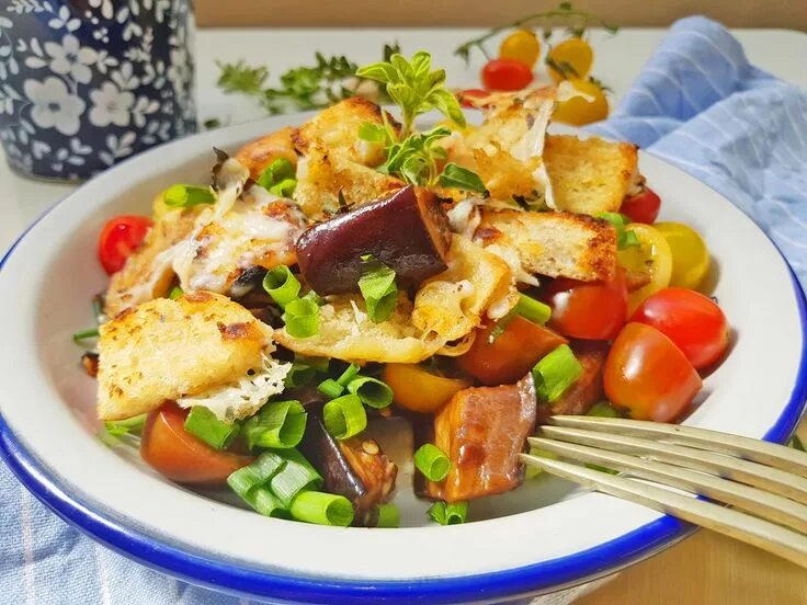 Салат с баклажанами с бальзамическим уксусом. Салат с баклажанами с бальзамическим уксусом. Салат с баклажанами и помидорами. Салат с баклажанами и фетаксой. Салат с жареными баклажанами.