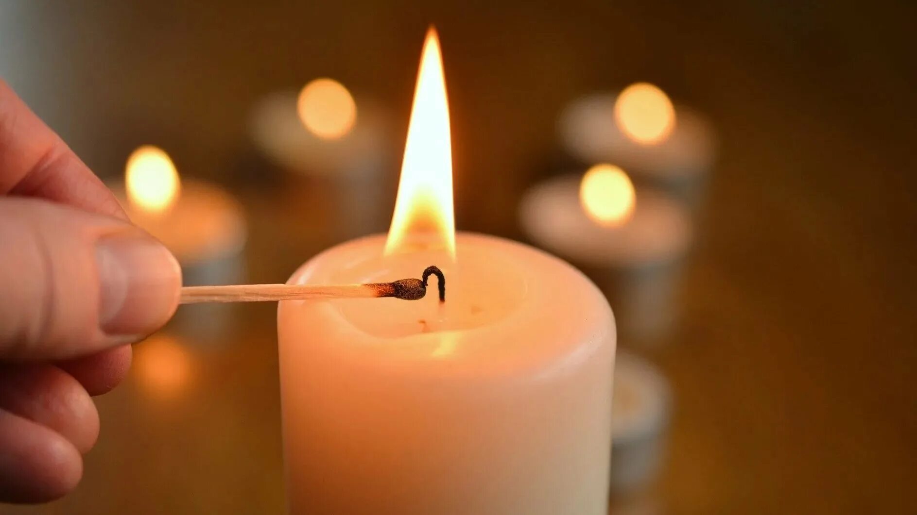 мужик со свечкой. поджигание свечи. свечки надо зажигать. горящие свечи. черные свечи магия.