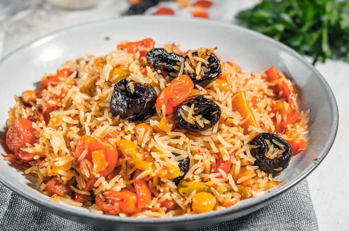Плов из сухофруктов с рисом. Бухарский плов с сухофруктами. plov узбекский. плов с курагой и черносливом. девзира плов узбекский.