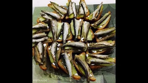 Банки со шпротами
