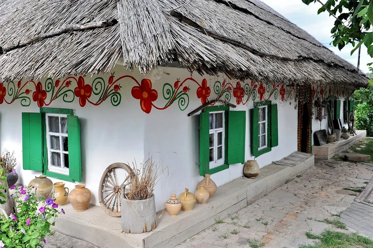 Хаты мазанки украина. Мазанка в германии. Украинская хата мазанка. Хаты мазанки украина. Мазанка молдавия.