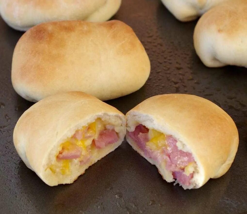 плюшки с колбасой и сыром. колбаса в тесте в духовке из дрожжевого теста. дрожжевое тесто колбаса. плюшки с колбасой и сыром. дрожжевое тесто колбаса.