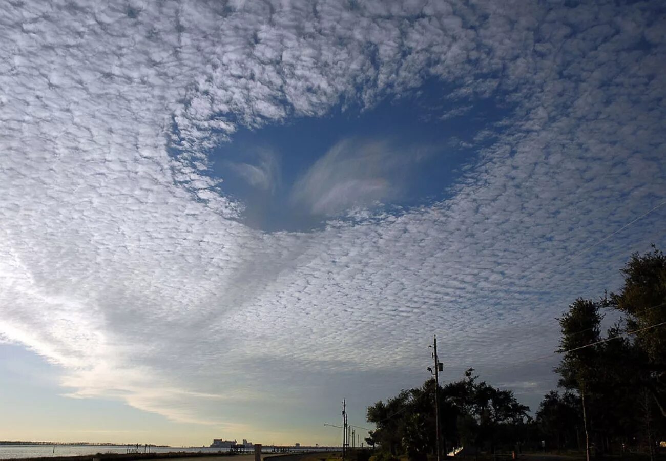 Из за какого вещества облака кажутся белыми. Перисто Кучевые. Эффект Fallstreak облака. Эффект Fallstreak в перисто-кучевых. Кумулонимбусы.