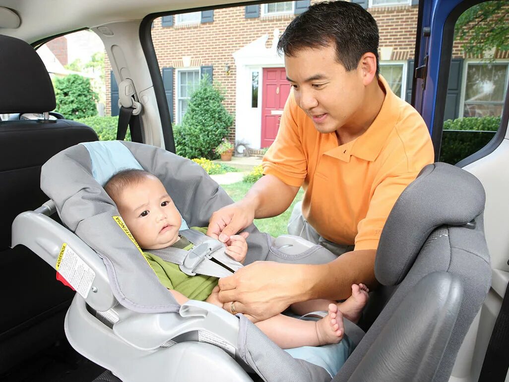 Малыш в автокресле. Кресло в автомобиль для ребенка. Мама пристегивает ребенка в автокресле. Кресло для усаживания ребенка.