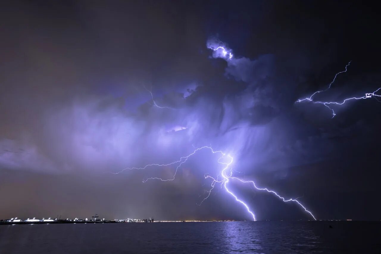 Метеорология. Молнии сегодня. Молния подсветила торнадо. Красивая молния. Метеорология эстетика.