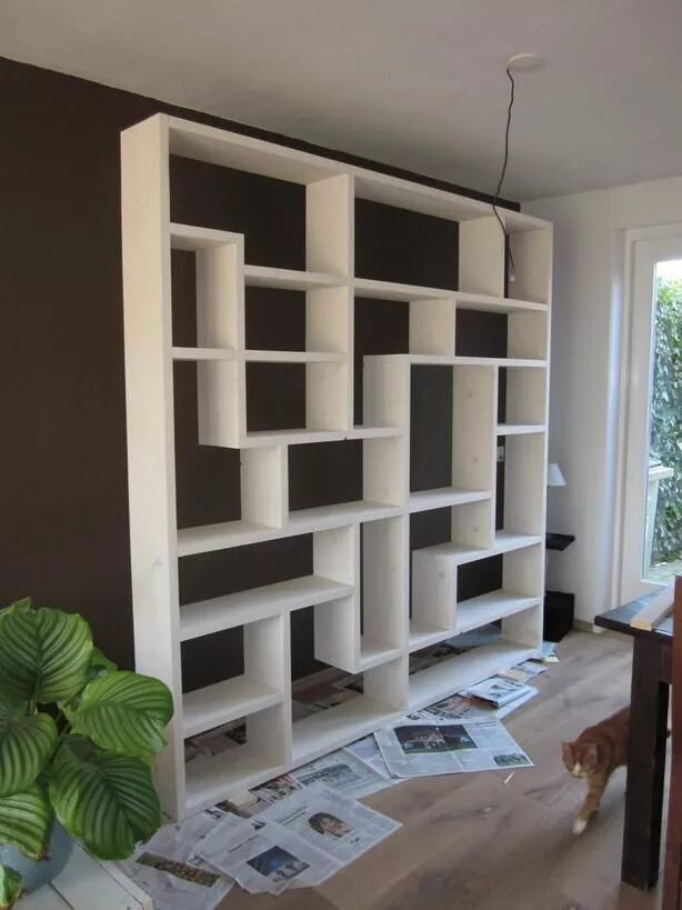 Перегородка с полочками. Перегородка с полками. Стеллаж в интерьере. Стеллаж в комнату. Стеллаж во всю стену.