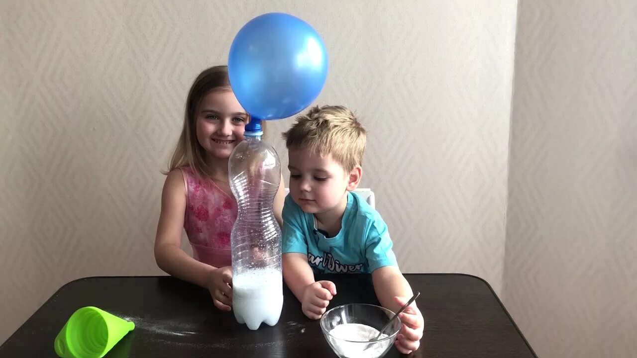 Видео надуваем шар. Дети надувают шарики. Уксус и сода надувают воздушный шарик опыты. Надуть шар без рук опыты для детей. Эксперименты воздушный шарик с содой.
