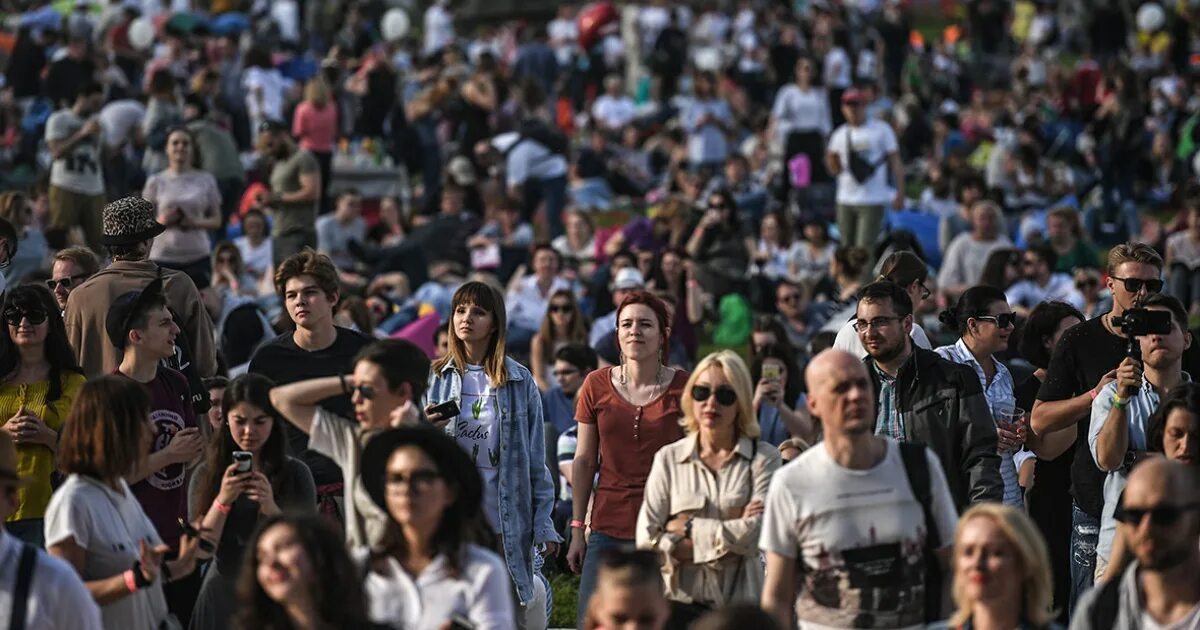 World people population. Много людей на земле. Толпа людей на планете. Много людей на планете. Земля и куча людей.