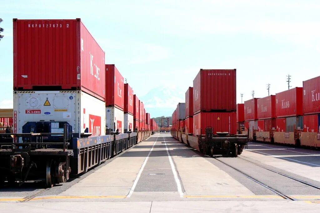 контейнерный поезд сша. железнодорожная логистическая компания. транспорт логистика. железнодорожная логистическая компания. контейнерный поезд.