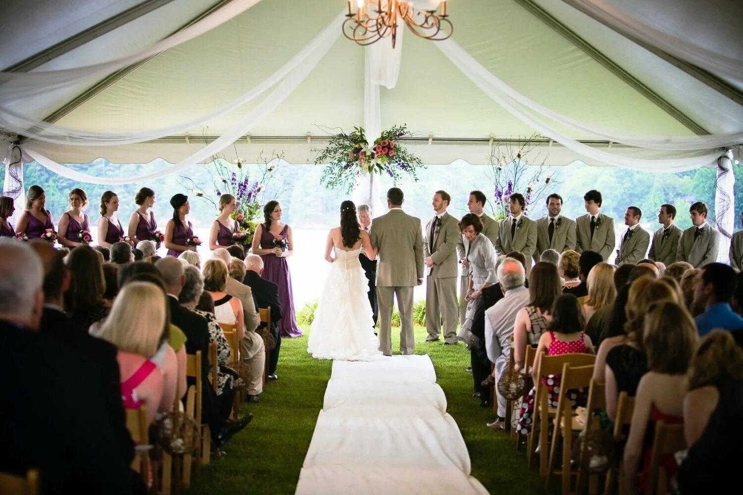 люди обедают в ресторане. современная свадьба. люди в ресторане. гостей стороне. фуршет люди.