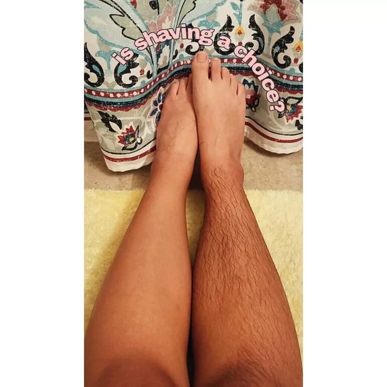 Женские волосяные ноги. Девушка с не британыми ногами. Слегка небритая