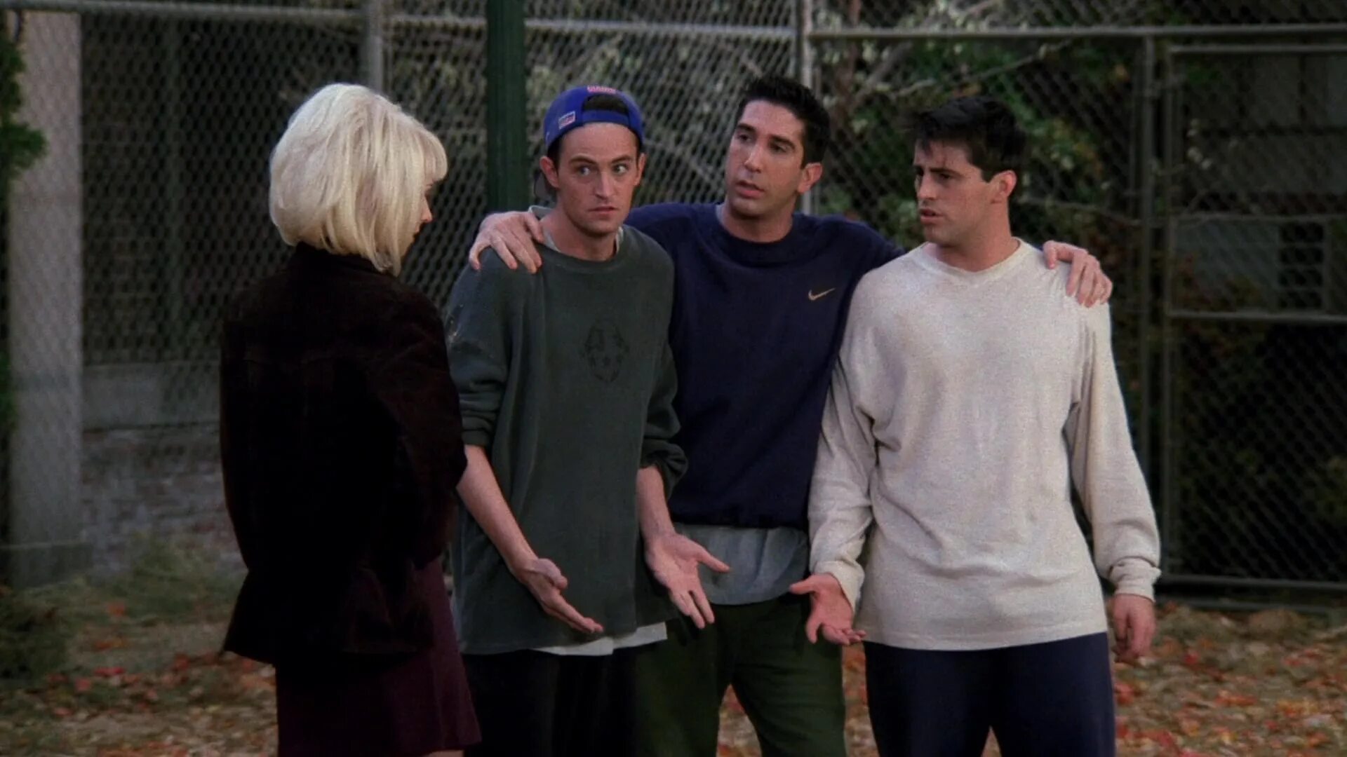 Друзья 3 6. Friends Season 3 Episode 9. Друзья сезон 8 эпизод 9. Threadbare эпизод 9. Friends the one with the Football.