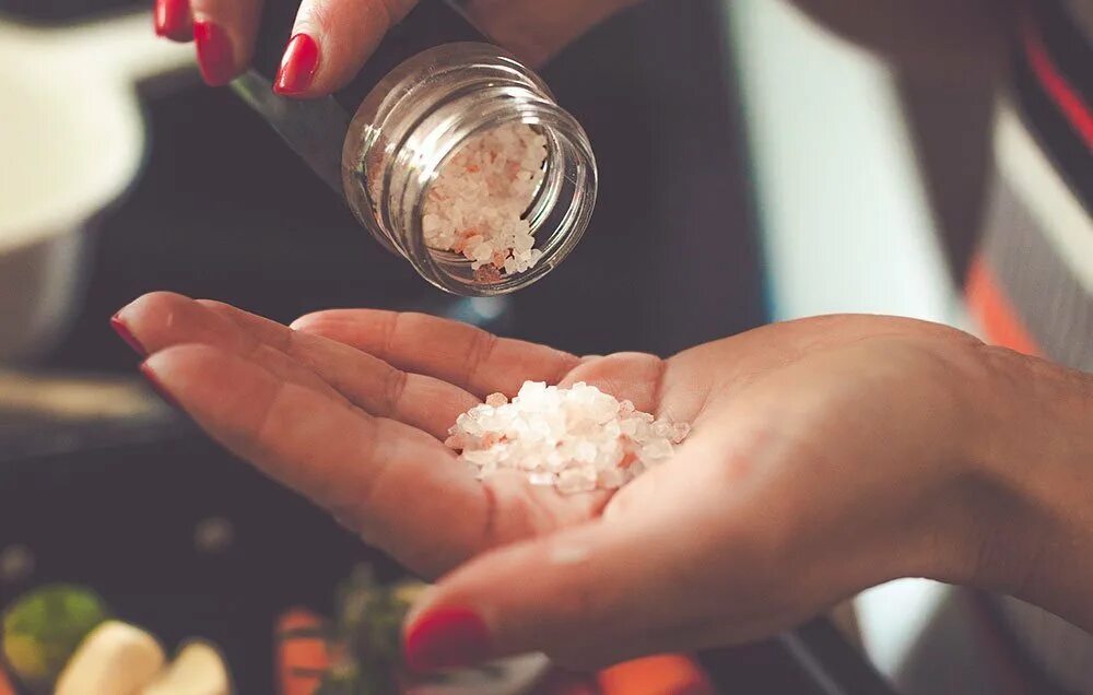 Соль в руках. Соль в ладонях. Соль в кулинарии. Salt out в руке