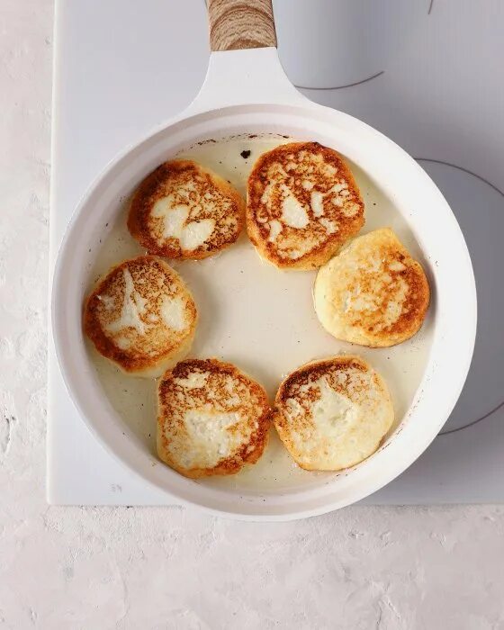 Классические сырники без манки. Манные сырники. сырники из манки. сырники с манкой фото. обсыпать сырники манкой.