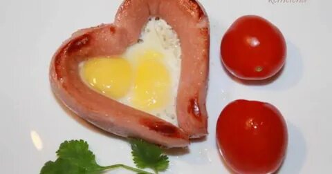 Сосиски сердечком с яйцом