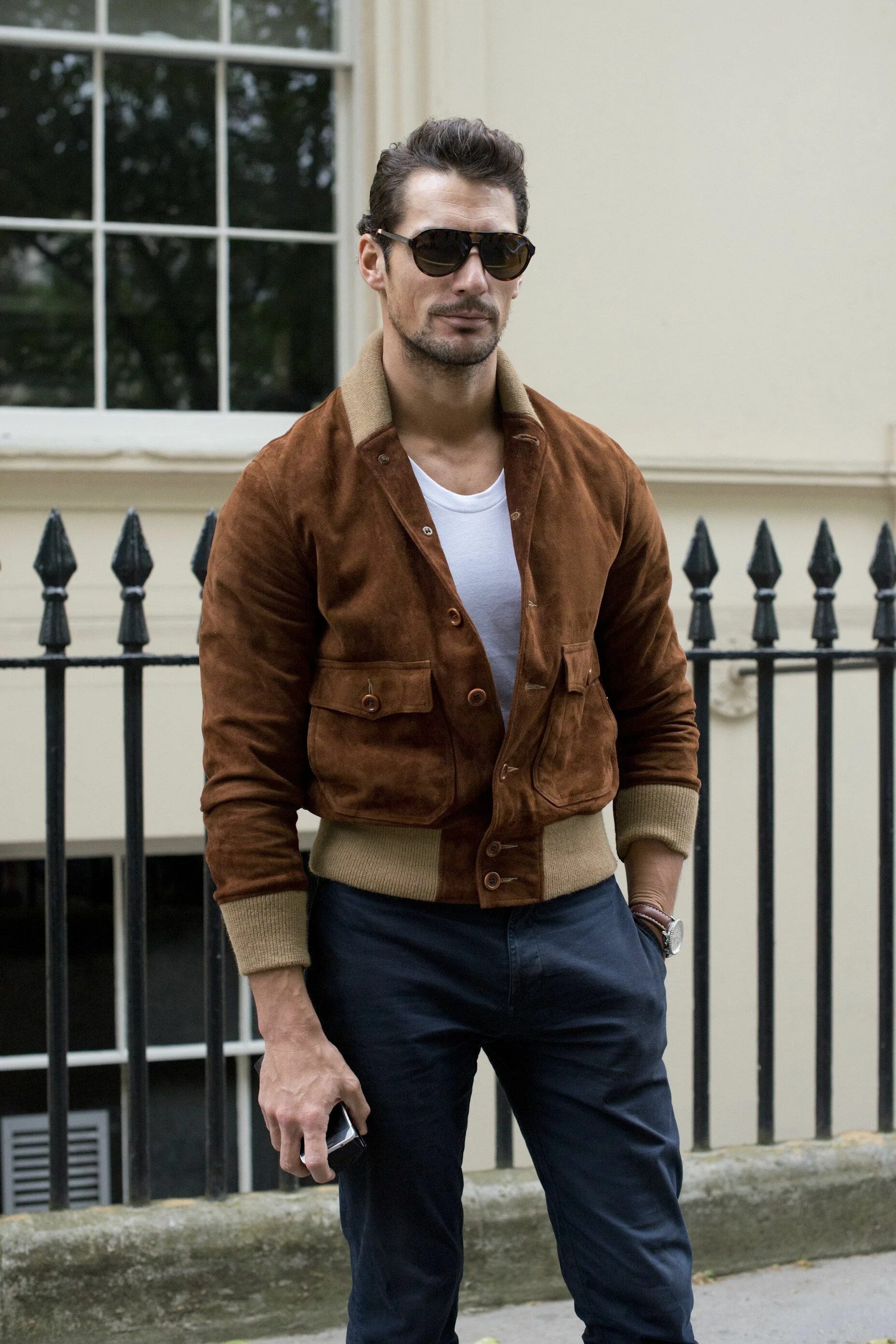 коричневая замшевая куртка мужская. мужские луки. коричневая кожаная куртка с кроссовками мужская. коричневая кожанка мужская стиль. коричневая замшевая куртка мужская.