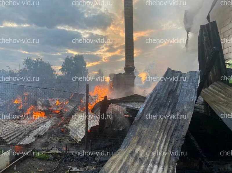 Что горит в горелово сейчас. Горящее здание. Сгоревшие дома. Разрушенное здание. Дом горит.