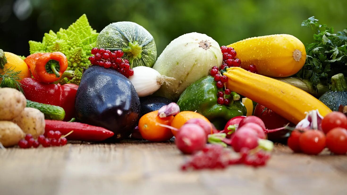 Лето время овощей и фруктов. Красивые овощи. Урожай овощей и фруктов. Овощи на столе. Красивый урожай овощей.
