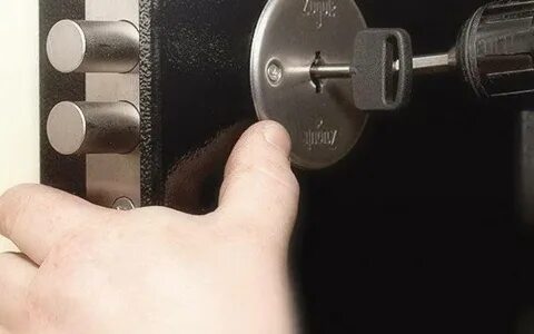 Заедает замок входной