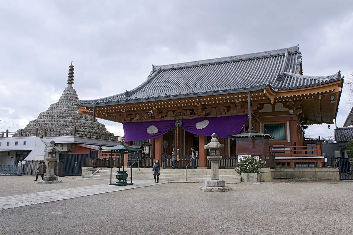 Temple has been. Япония Префектура Киото. Храмового комплекса ши- Хондо.