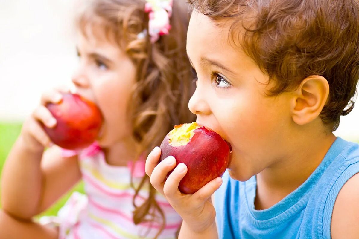 Ребенку можно свежее яблоко. Кушает яблоко. Мальчик ест фрукты. Ребенок ест яблоко.