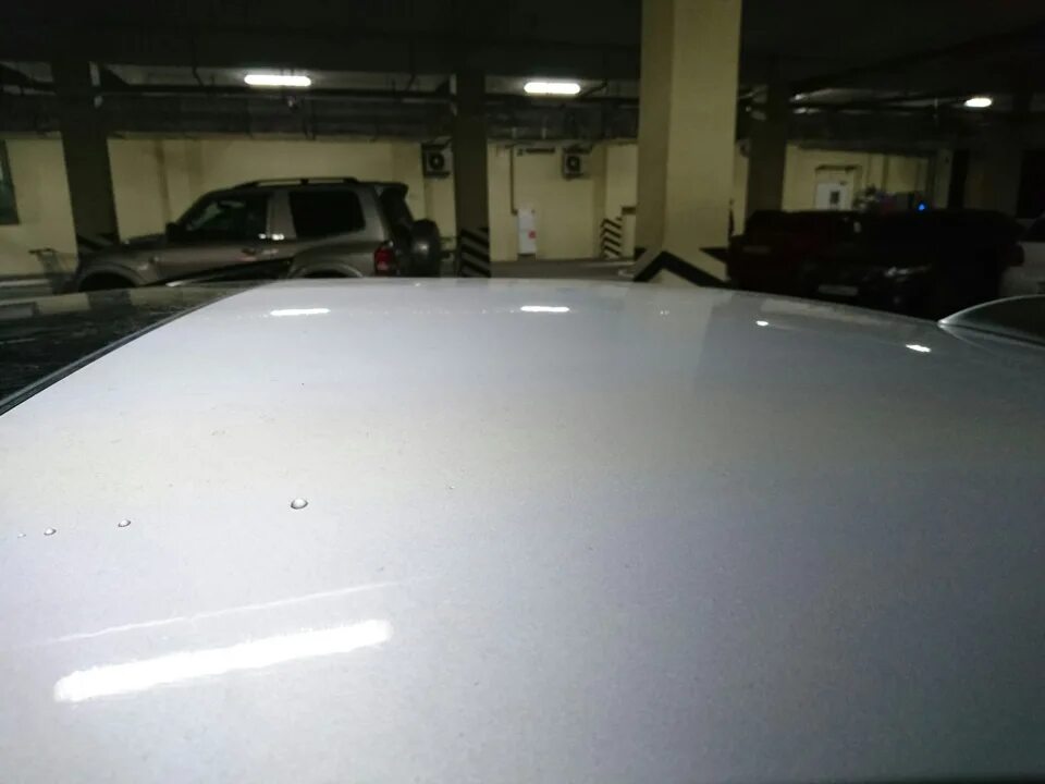Вмятина на крыше автомобиля. Вмятины от града на авто. Вмятины на капоте от града. Авто после града. Вмятины на машине после града.