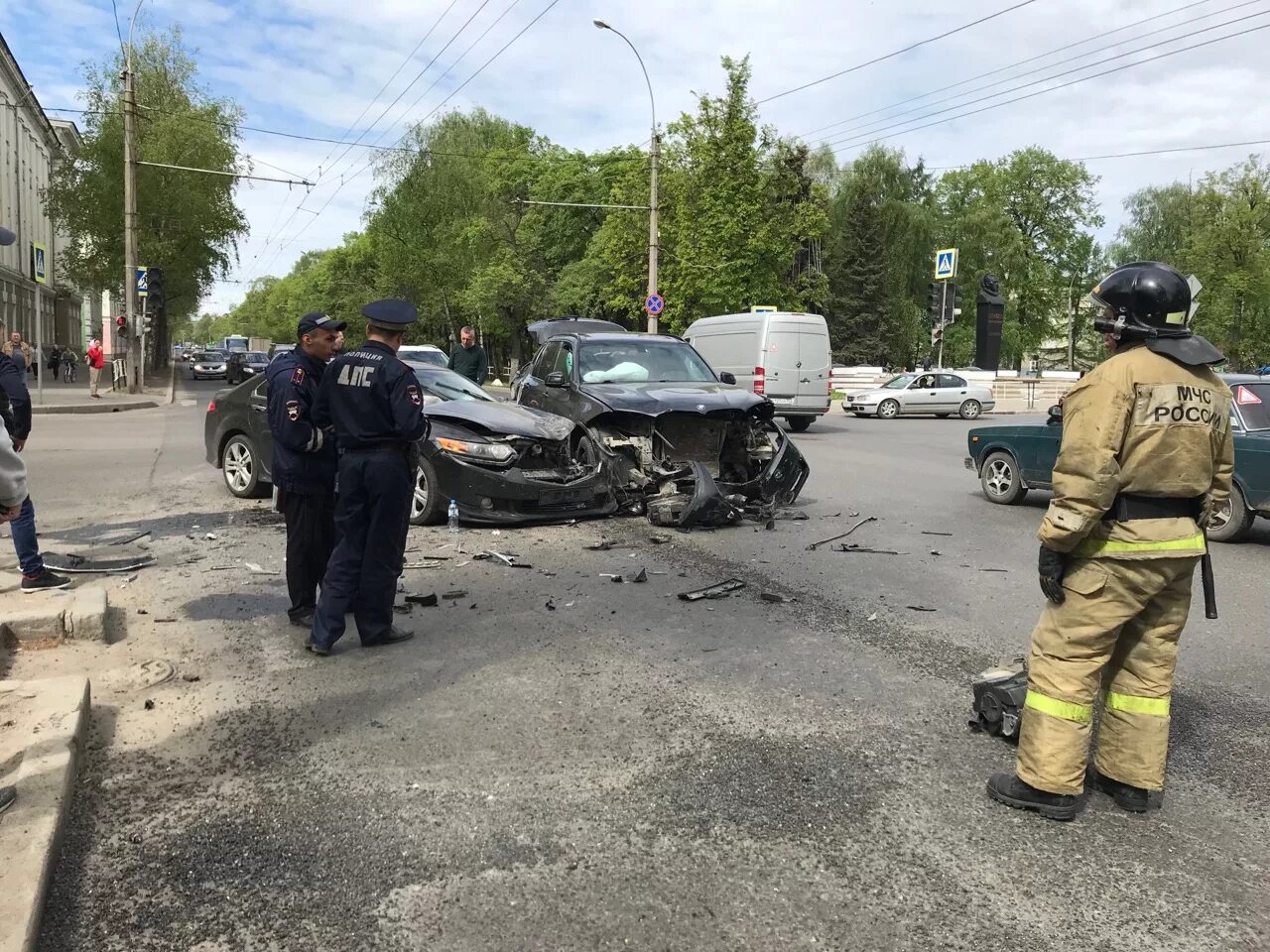 Вологодские новости происшествия сегодня. Вологда авария Октябрьская Мальцева. Авария в Вологде в центре.