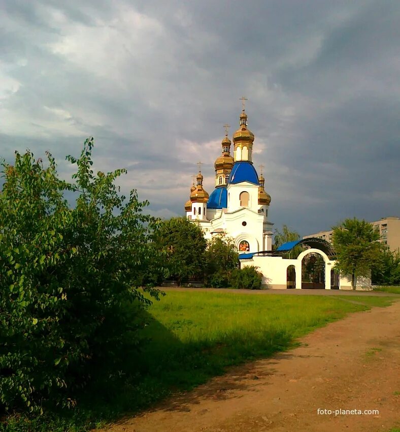 Ровеньки область. Город Ровеньки Луганская. Ровеньки храм Рождества. Луганск поселок Ровеньки. Собор Рождества Пресвятой Богородицы Ровеньки.