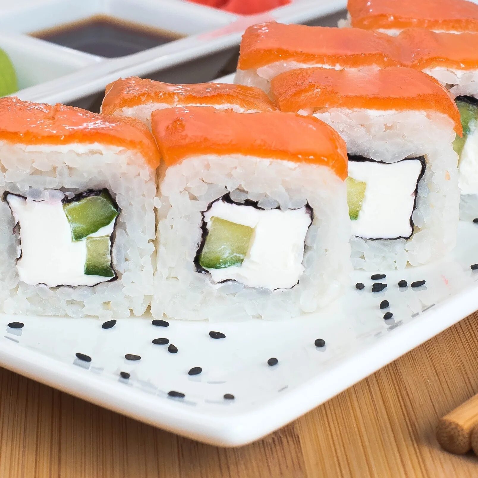 Суши южные ворота. Суши железнодорожный. Суши южные ворота. Суши южные ворота. Ассорти суши белый фон на резине.