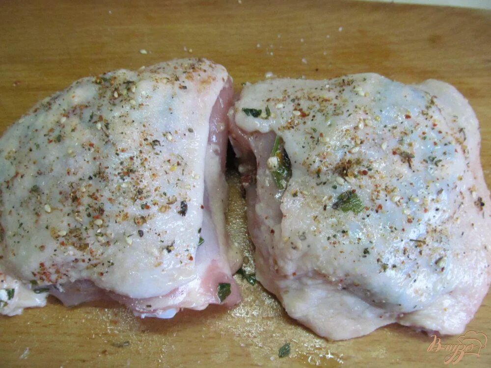 Фаршированные бедрышки куриные без кости. Бедро фаршированное рецепт. Бедро фаршированное рецепт. Фаршированные куриные бедра без кости. Фаршированная куриная грудка.