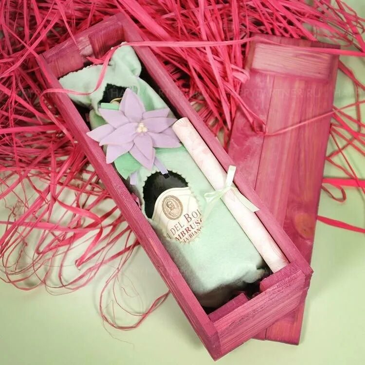 Подарок красного цвета. Подарок девушкам коллегам на 8. Подарок девушкам коллегам на 8. Оригинальный подарок женщине. Подарок девушкам коллегам на 8.