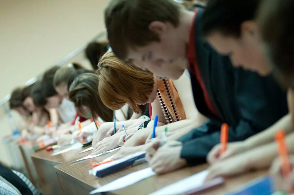 школьники пишут диктант. писать массовый. массовые сцены в музыке это. видео просвещение в студенты в белоруссии. сми о нас картинки.