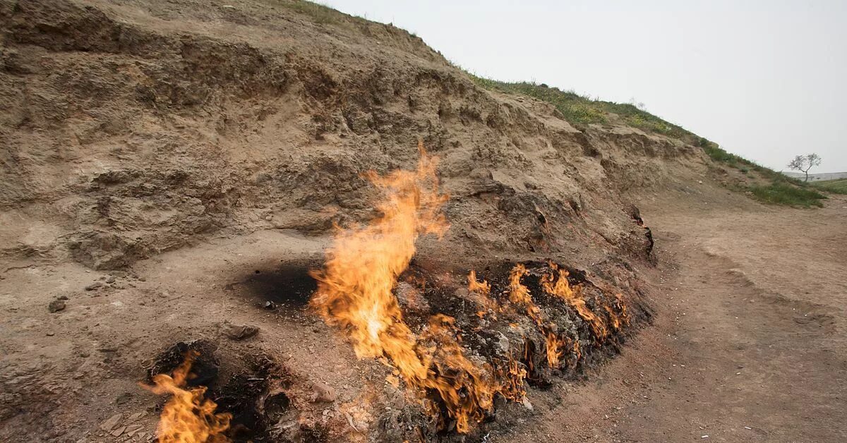 Горящая гора в баку. Янардаг горящая гора. Огненная гора янардаг. Горящая гора в чирали. Горящие скалы.