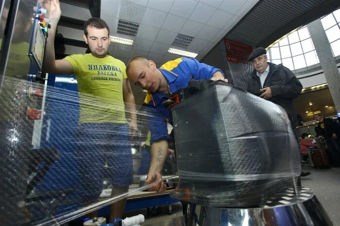 Упаковка багажа в аэропорту внуково. Аэропорт пулково. Кто работает в аэропорту. Регистрация пассажиров в аэропорту. Упаковка багажа в пулково.