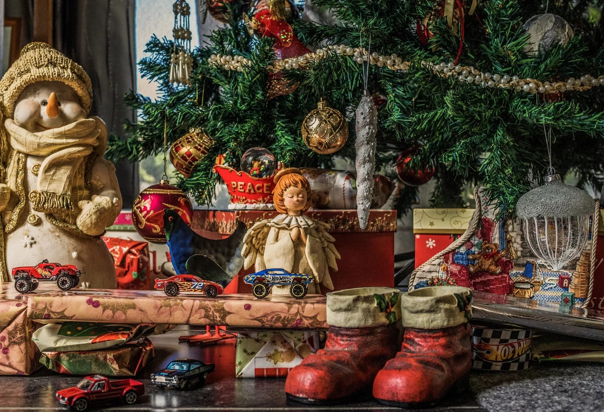 Какой раньше был новый год. Новогодние игрушки. игрушки под елку. рождественские обои на рабочий стол. подарок на новый год с елкой.