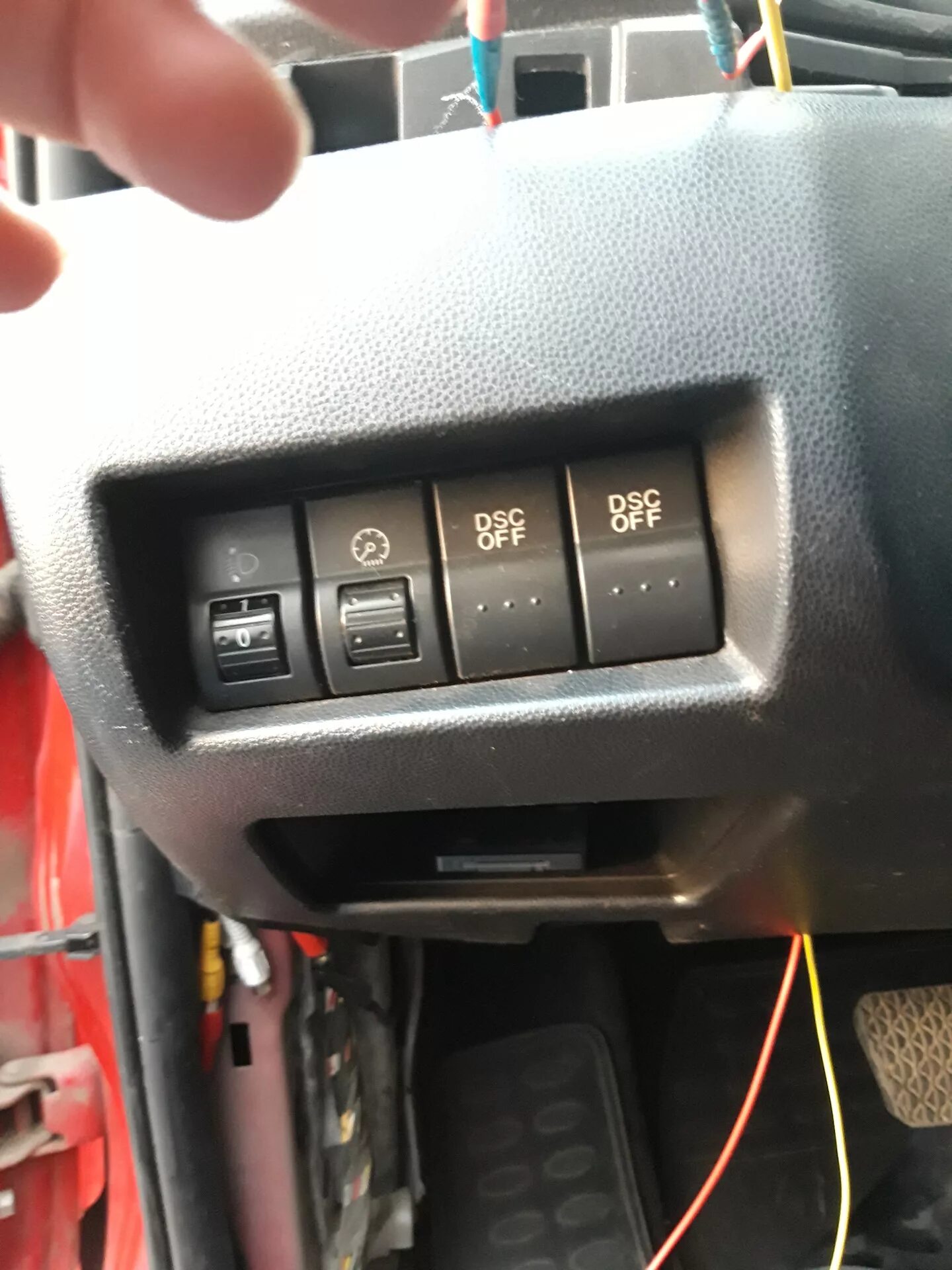 Кнопки мазда 3 бк. Mazda 3 2006 кнопка багажника. Mazda 3 2005 BK кнопка багажника. Кнопка Мазда 3 БК. Кнопка багажника Мазда 3 БК седан.