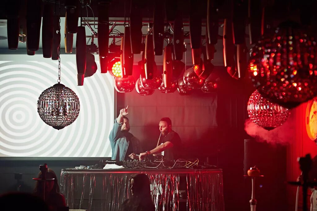 Kingsname москва. Ноу нейм бар брянск. Ноу нейм брянск. No name bar брянск. Ресторан no name.