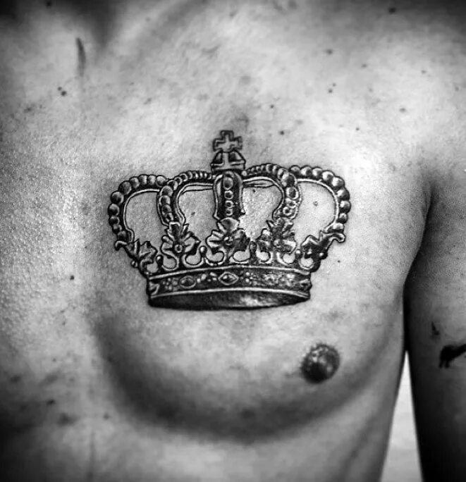 Корона тату мужчин. Тату на грудь. Тату корона мужская. Тату корона на груди. Тату корона на груди мужские.