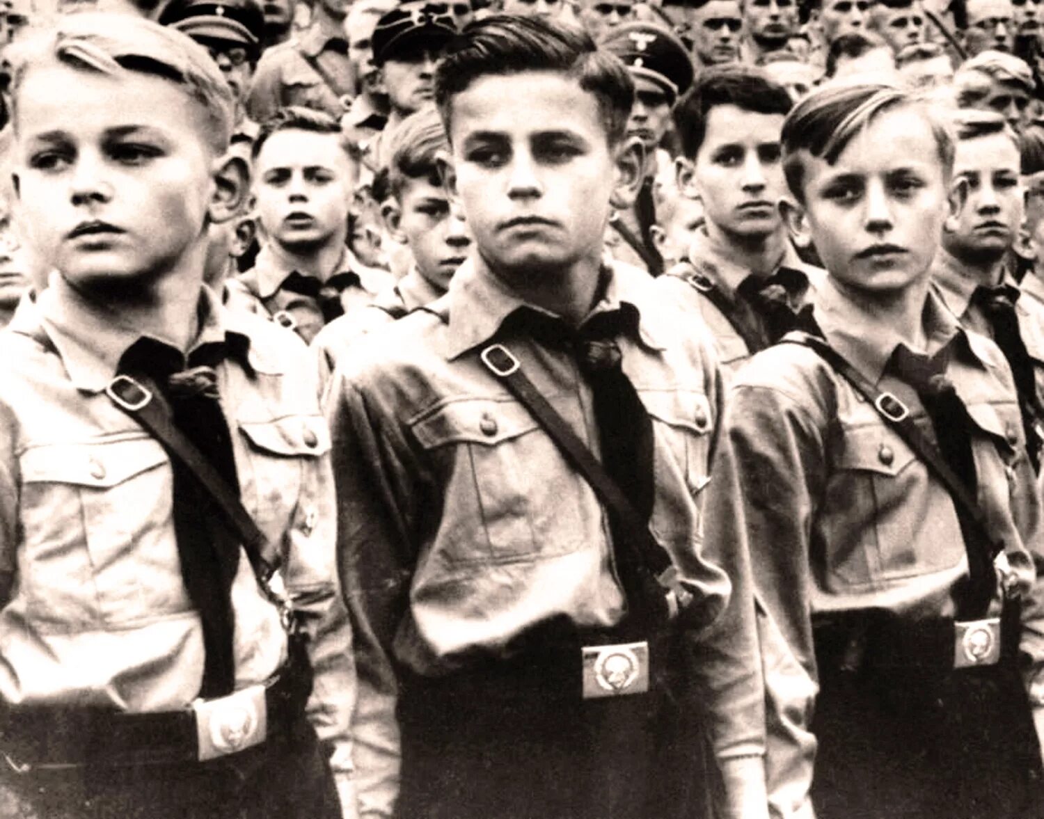 Гитлерюгенд и юнармия. Hitler youth гитлерюгенд в цвете. триумф воли гитлерюгенд. гитлерюгенд встреча. гитлерюгенд лагерь.