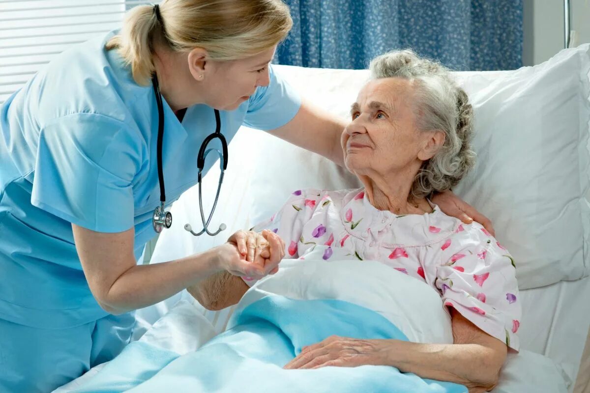 Госпиталь на дому. Медсестра и больной. Медицинская сестра и пациент. Общение медсестры с пациентом. Медсестра с пожилым пациентом.