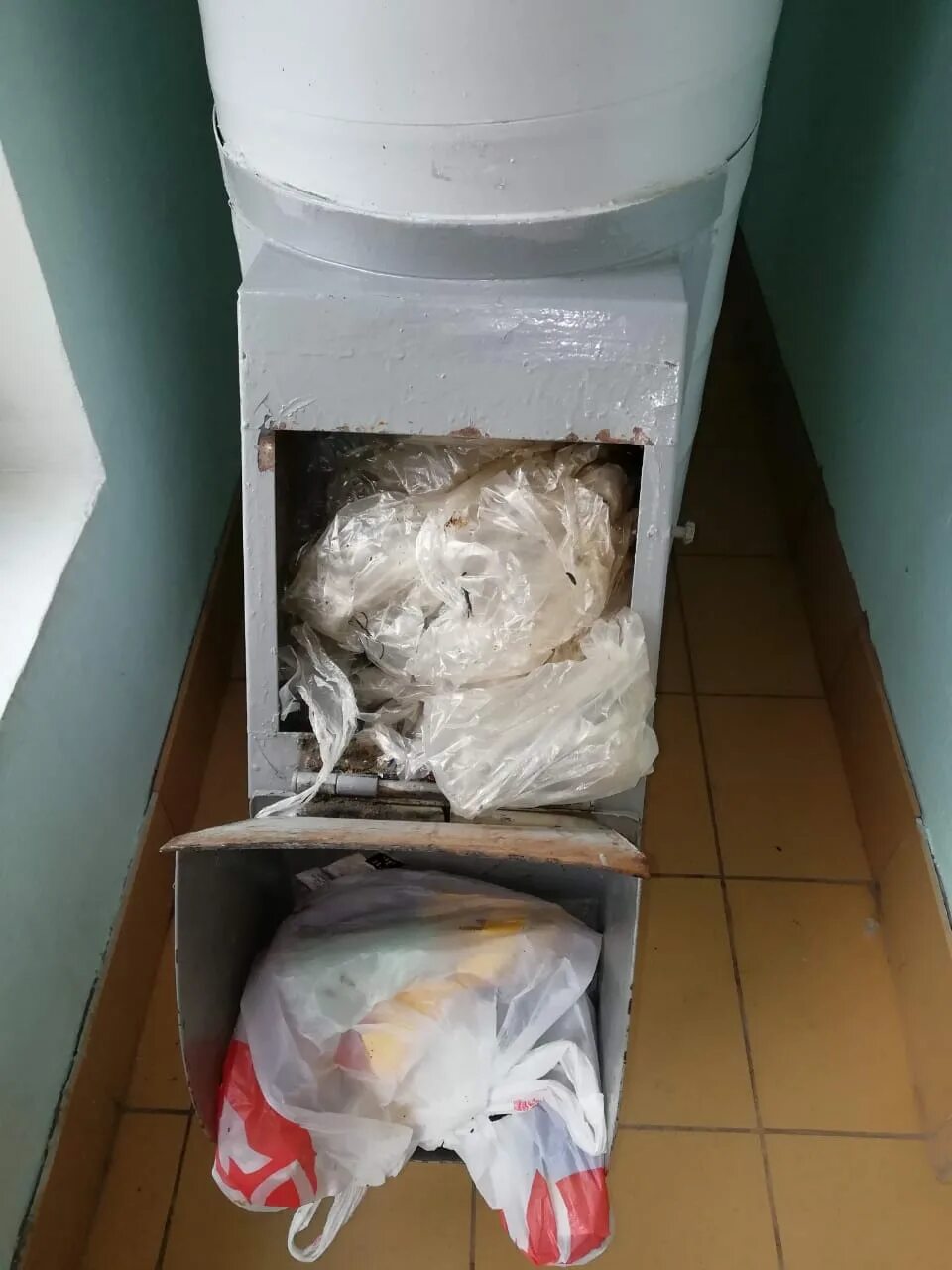 Мусоропровод как достать. Мусоропровод в многоквартирном доме. Мусоропровод в столешнице. Мусоропровод железобетонный. Мусоропровод в доме.