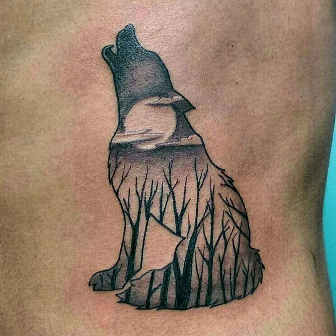 тату волка на плече. татуировки воющего волка. тату волк воет на луну на плече. тату волк воет на луну. тату волка на плече мужские.