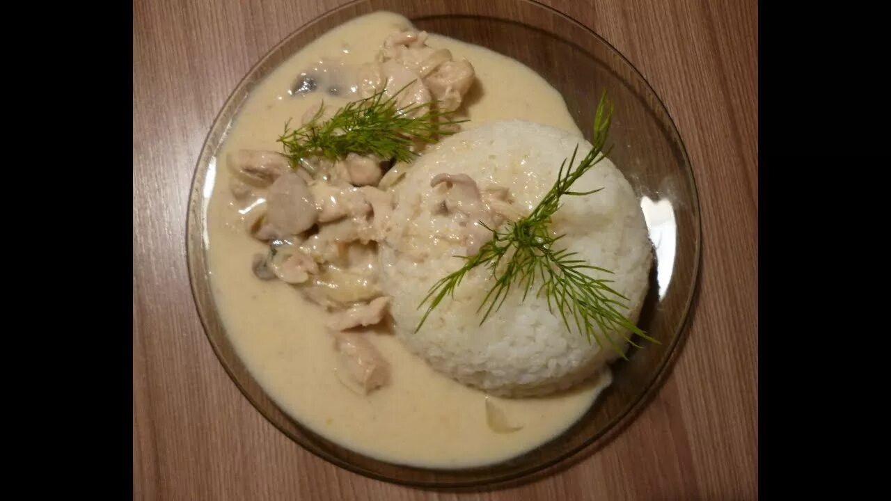 Бефстроганов из курицы с грибами со сливками. Куриный бефстроганов с грибами. бефстроганов с курицей и грибами. курица строганов с грибами. бефстроганов из курицы с грибами.