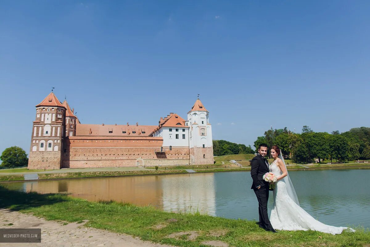 Фотосессия в Мирском замке. Свадьба в Мирском замке. Замок на берегу реки.