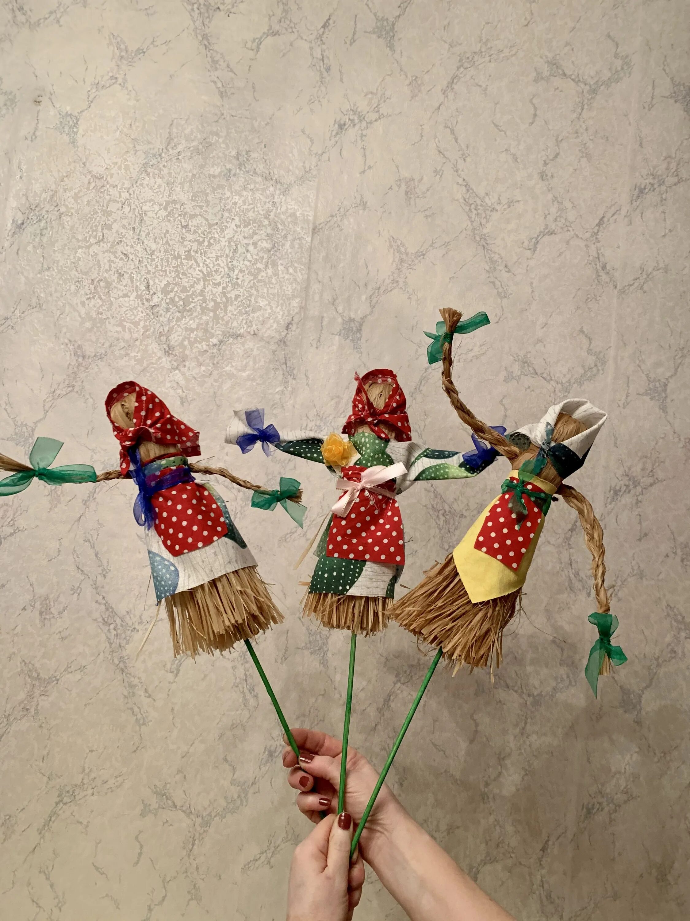 Маленькая куколка масленица. Маленькая куколка масленица. Современная масленичная кукла. Кукла чучело сударыня масленица. Народная кукла масленица.