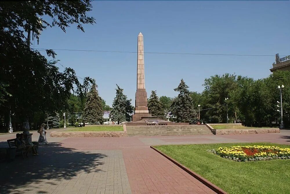 Площадь павших борцов 1. Вечный огонь волгоград аллея героев. обелиск в волгограде аллея героев. памятник на площади павших борцов в волгограде. аллея павших борцов волгоград.