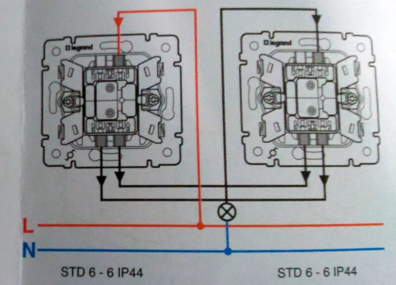 Схема проходного выключателя Легран одноклавишный. Переключатель проходной одноклавишный Legrand. Схема проходного выключателя одноклавишного Legrand. Проходной одноклавишный переключатель Legrand Valena. Как подключить выключатель legrand