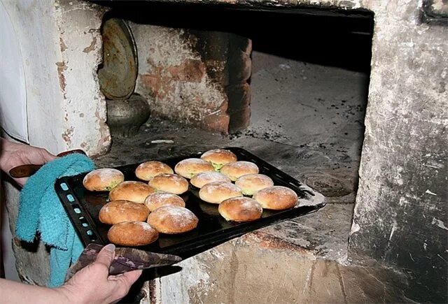 Русская печь пироги. Пироги из русской печки. Пирожки пекут в печи. Пирожки в русской печке