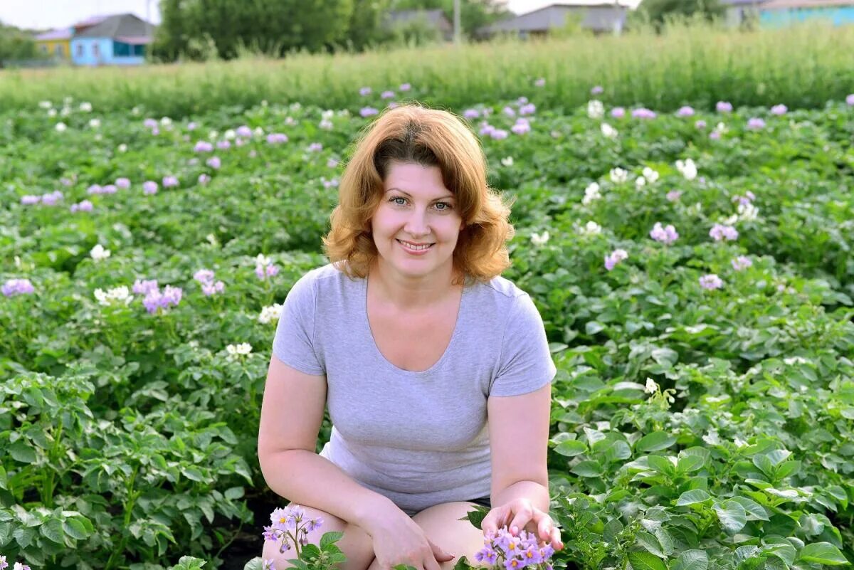 Деревенские женщины 40. Женщина на даче. Женщина в возрасте в огороде. Женщины на даче летом. Обычная русская женщина.