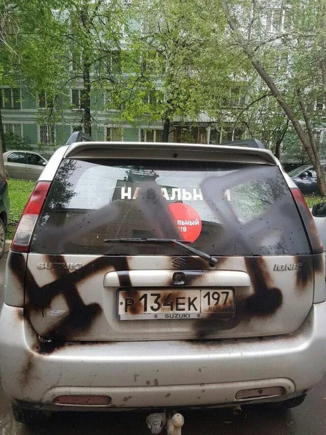 Надписи на машинах приколы. Забавные надписи на автомобилях. День победы машины. На машине с надписью за рулем укроп. За рулем надпись.